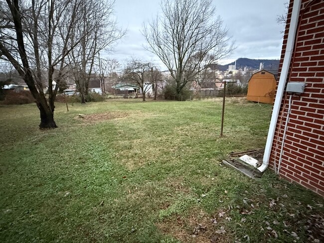 Foto del edificio - Updated 4BR Home with Finished Basement & Level Yard