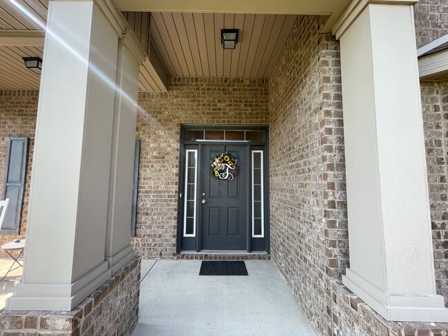 Building Photo - Gorgeous 5 Bedrooms
