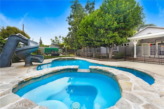 Foto principal - 10915 White Oak Ave