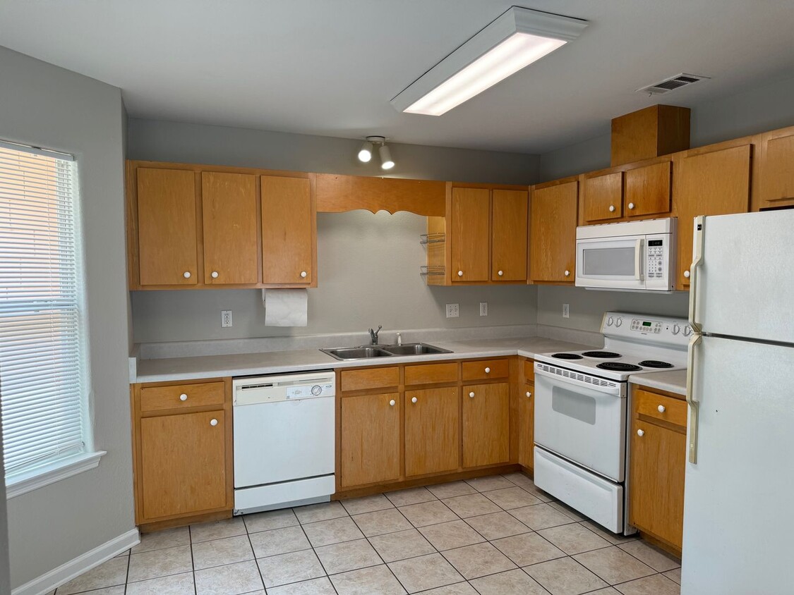 Building Photo - Conveniently Located Duplex in Crawfordville