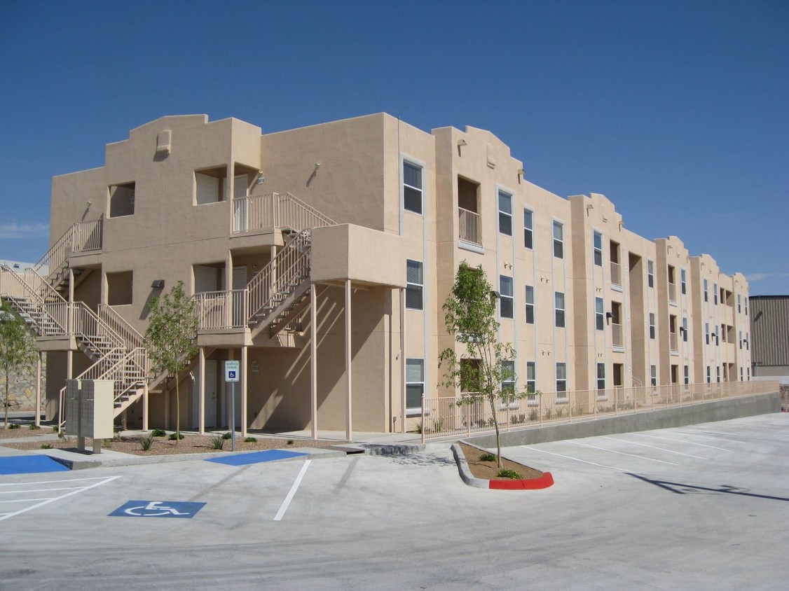 Foto principal - Desert Village Apartments