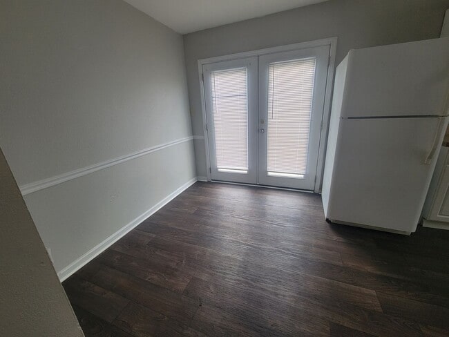 Building Photo - Three bedroom townhouse in Lake Park