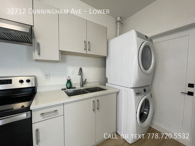 Building Photo - Bright 2 Bedroom UTILITIES INCLUDED