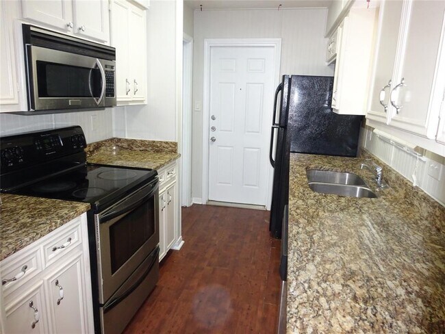 Foto del edificio - 4745 Holly Ln E