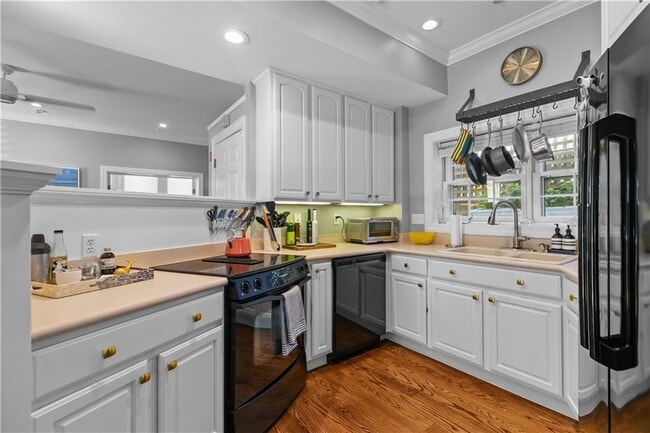 Building Photo - 34 Catherine St