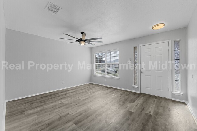 Building Photo - 2205 Bolivar Dr