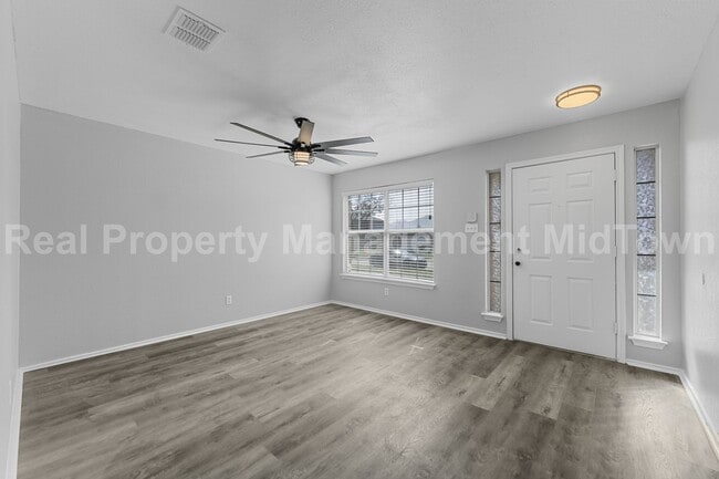 Photo - 2205 Bolivar Dr House