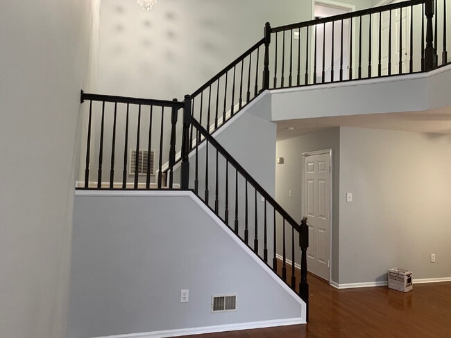 Building Photo - 402 Harvest Ln