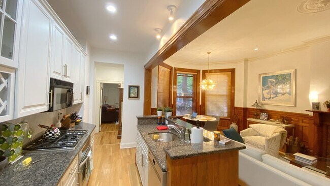 Building Photo - 396 Marlborough St