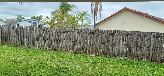 Foto del edificio - 4725 SW 143rd Ave