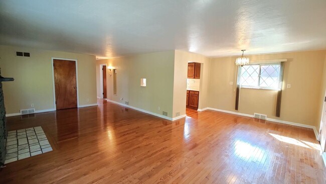 Building Photo - *Spacious 2BD/1.5BA Single-Family Home for...