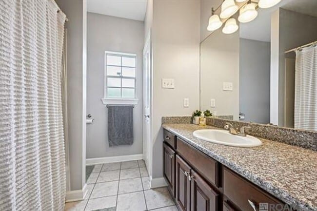 Building Photo - Adorable Mandeville House!