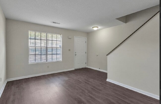 Foto del edificio - 102 Kimeran Ln
