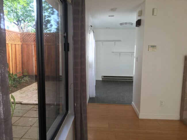 Living / dining connection - 3824 39th Ave