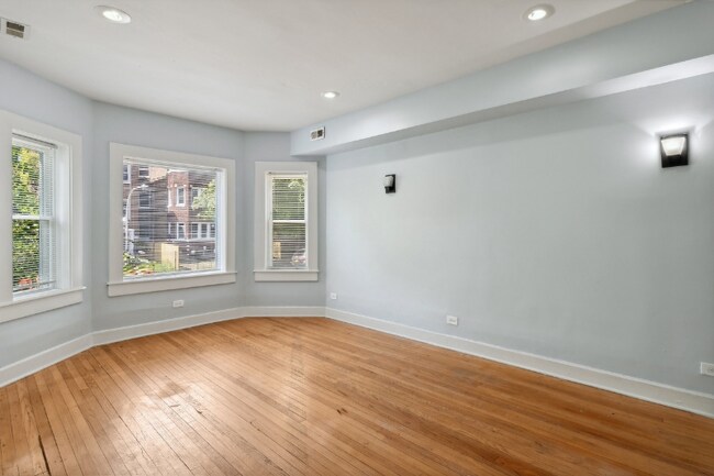 Foto del edificio - 8045 S Maryland Ave