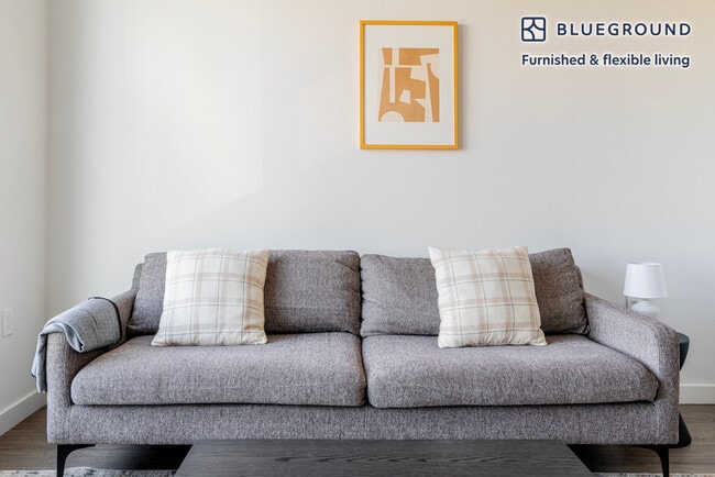 Building Photo - 815 Old County Rd