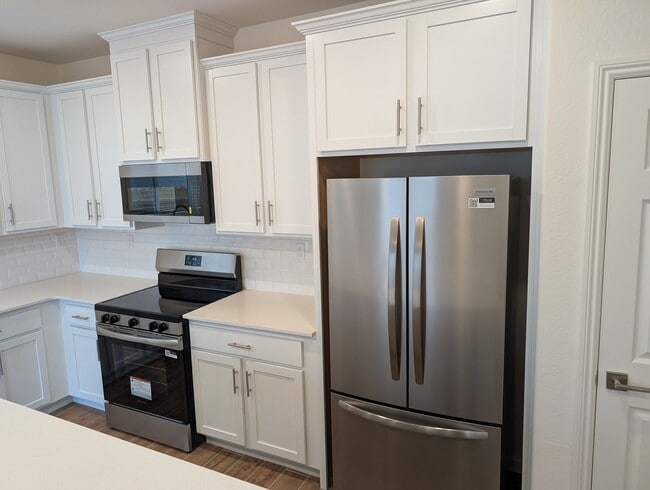 Foto del edificio - New Wilson home offering modern amenities, solar and a nice floor plan. Bonus room with den or of...