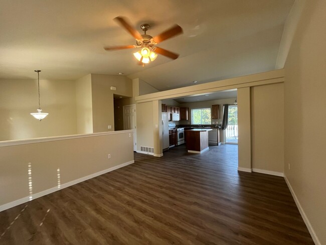 Building Photo - Beautiful home available Now!