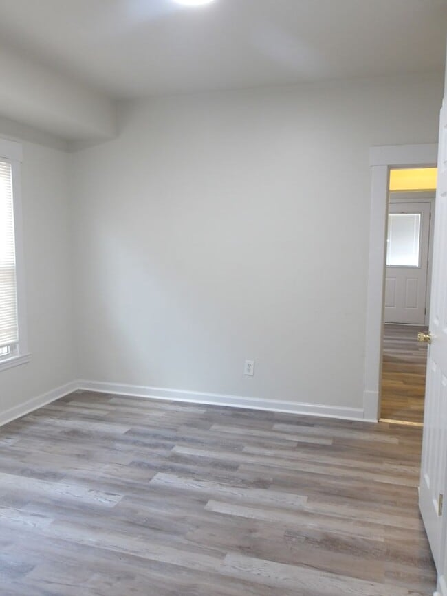 Building Photo - 633 W Ormsby Ave