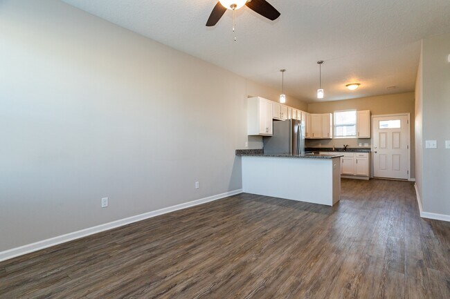 Foto del edificio - 3330 Glenbrook Cir S