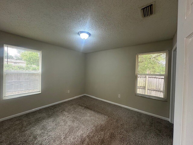 Foto del edificio - Coming Soon! Spacious 4 Bedroom Home with Fenced Yard!