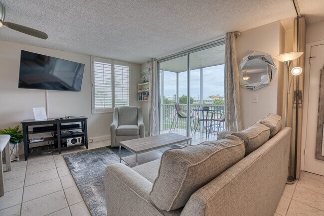 Foto del edificio - 5700 Bonita Beach Rd SW