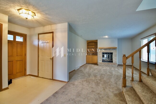 Building Photo - Marvelous Omaha Home