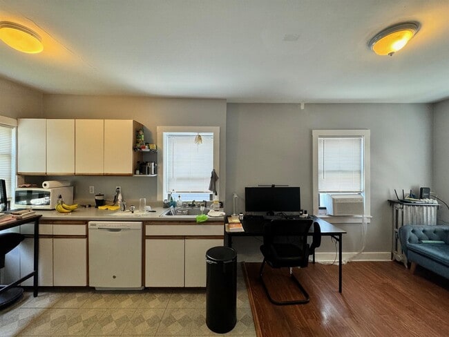 Building Photo - 567 Putnam Ave