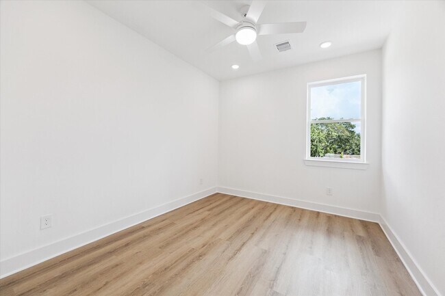 Foto del edificio - 6341 W Montgomery Rd