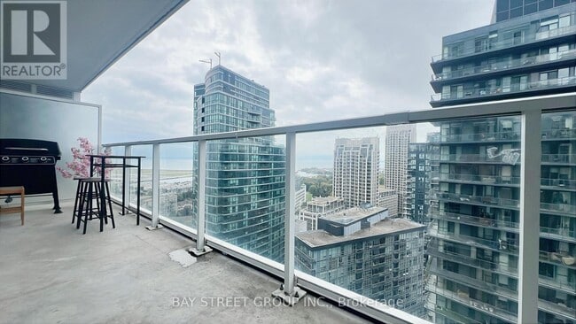Building Photo - 19 Bathurst St