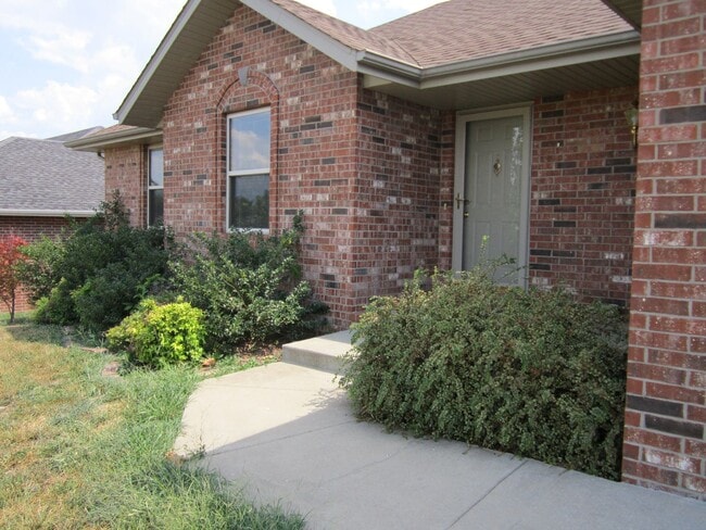 Building Photo - Beautiful 3 bedroom house in quiet mature neighborhood!