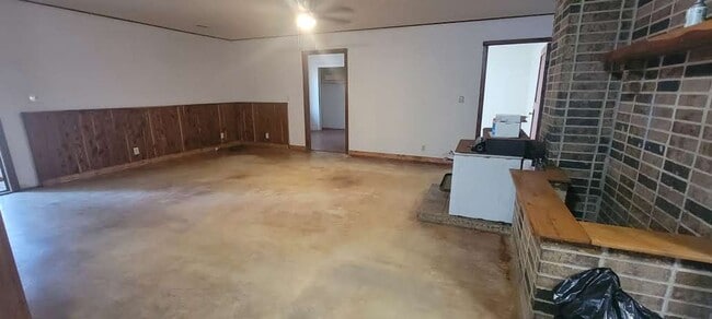 Building Photo - 4 Bedroom/1 Bath Cabin in Batesville
