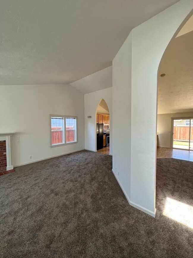 Building Photo - 4 Bedroom, 2 bathroom home located in Rive...
