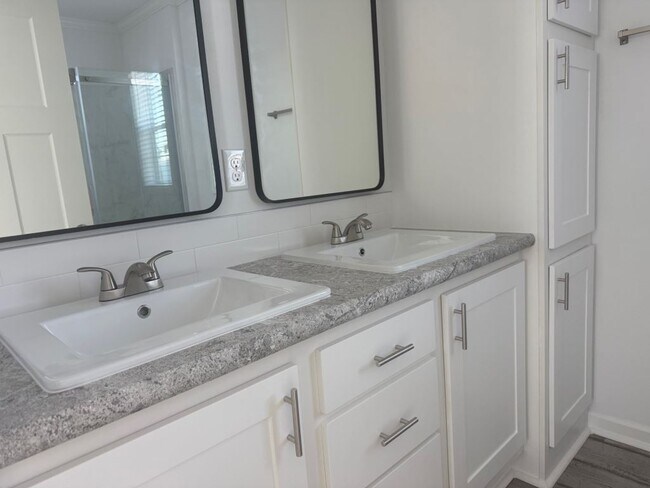Building Photo - 4208 Queens Way