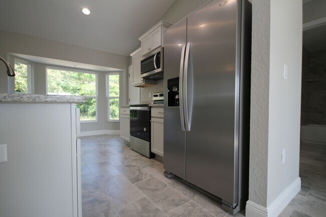 Building Photo - Amazing 3 Bedroom, 2 Bathroom Home in Mari...