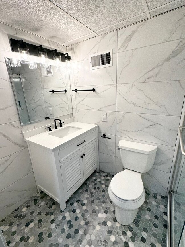 Foto del edificio - FURNISHED Studio @ University Towers Available FALL 2026!