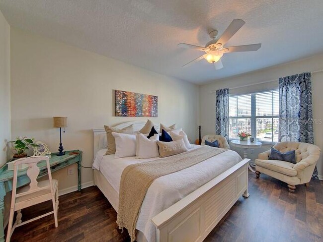 Building Photo - Gorgeous 3 bedroom, 2½ bath, 2 STORY townhome