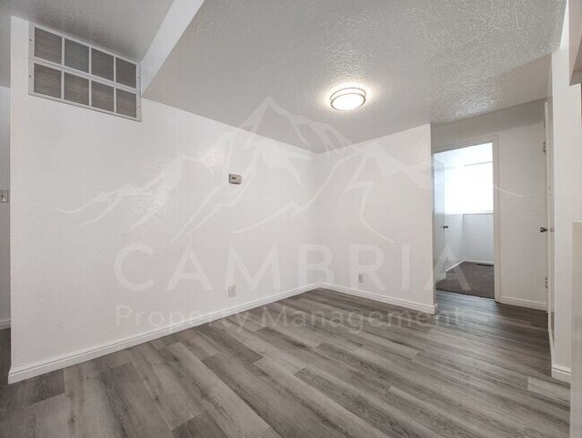 Foto del edificio - Cozy Updated 2 BR 1BA Condo in West Valley