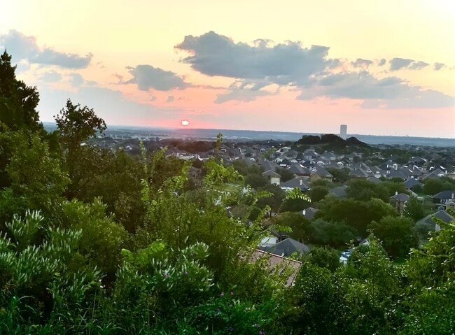Building Photo - 1915 Sutton Pl