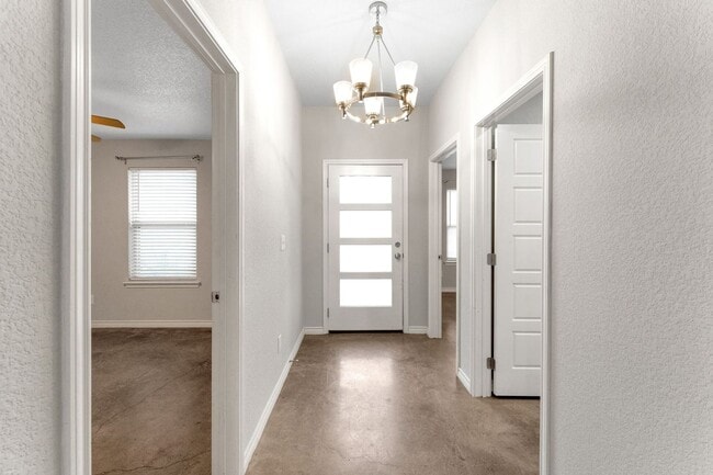 Building Photo - Spacious Farmhouse style 5BR House in Temp...