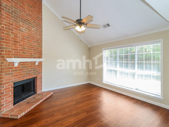 Building Photo - 9997 Woodland Grove Dr