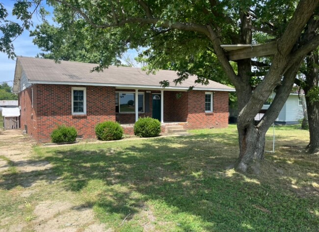 Foto del edificio - Now Available!! Brick Home! - $900 D / $290 M