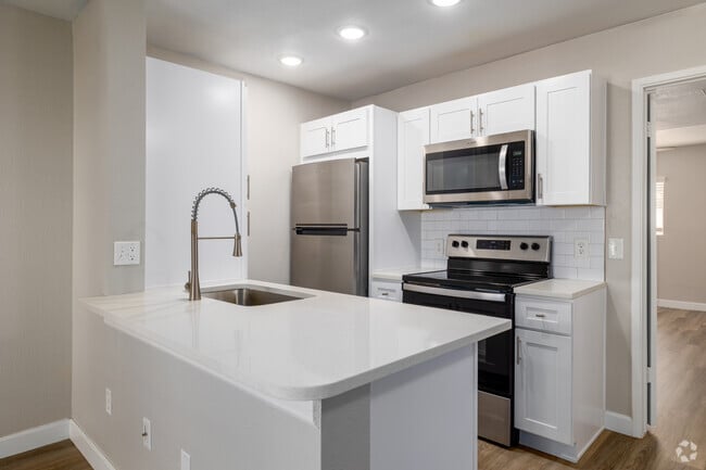 1BR, 1BA - 585SF- Kitchen - Promontory