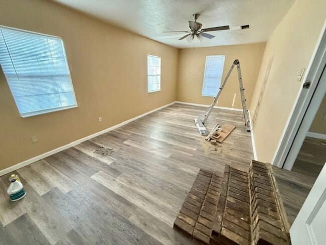 Building Photo - Newly Renovated, spacious 4 bedroom / 3 bath