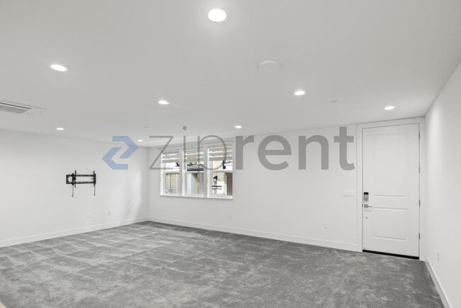 Building Photo - Unit