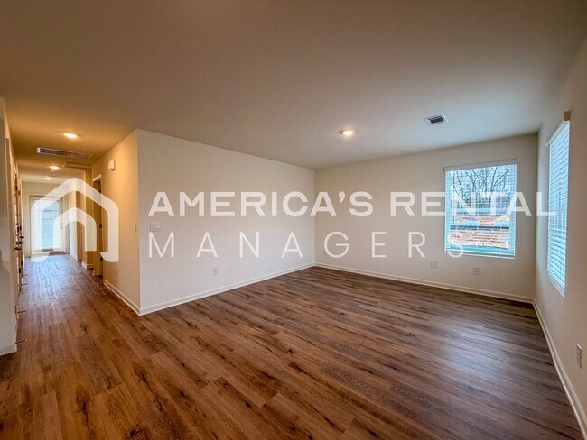 Building Photo - Modern Three Bedroom with Open Layout for Rent in Tuscaloosa, AL!  AVAILABLE NOW!!