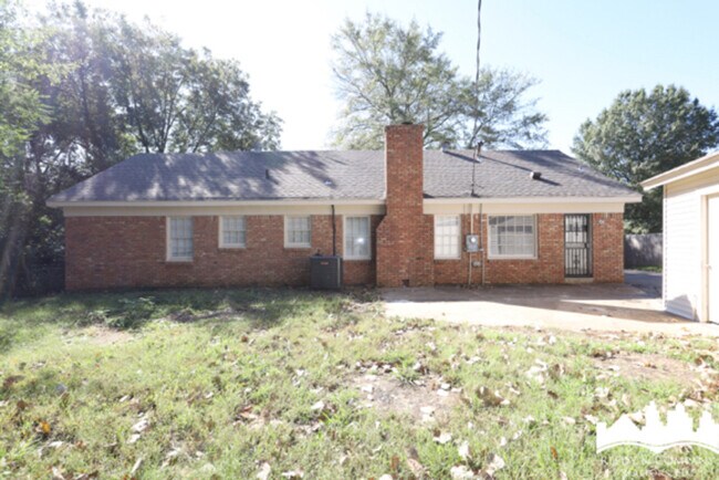 Building Photo - 934 Farmington Dr N