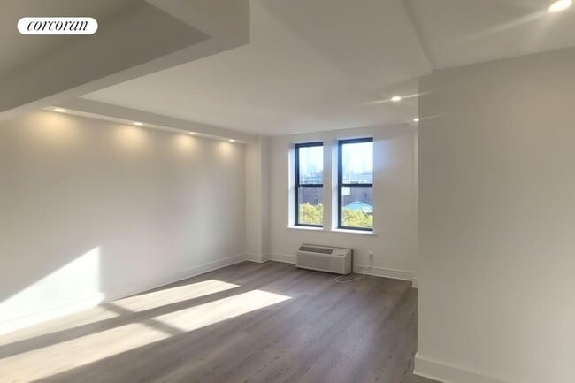 Building Photo - 45 W 81st St