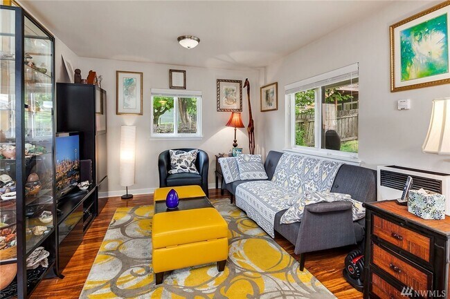 Living - 14 19th Ave