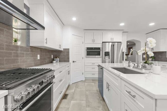 Building Photo - 4 br, 2.5 bath House - 3347 Federal Boulevard